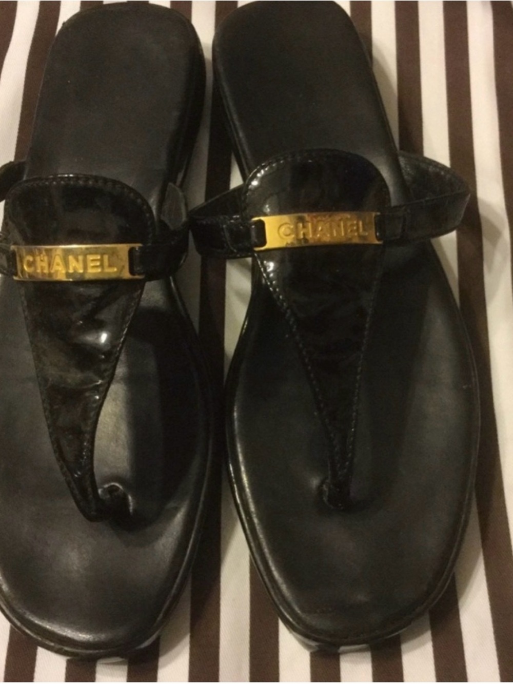 CHANEL Black Patent Leather Thong Sandals with Gold Logo Accent Authenc sandals
